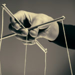 Καταπίεση και χειραγώγηση – Ο λάθος δρόμος